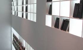 La circulation réinventée autour d’une bibliothèque pour cet appartement parisien