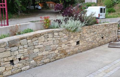 Création de murs en pierre