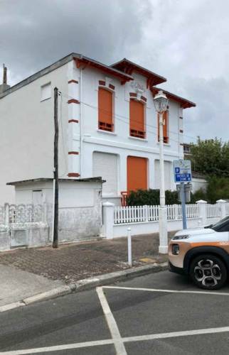 façade d'une maison blanche à Arcachon