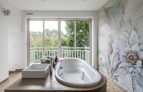 "Transformation élégante d'une salle de bain à Vaucresson"