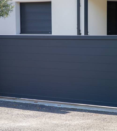 Portail coulissant aluminium et volets motorisés assortis pavillon à Nucourt (95420)