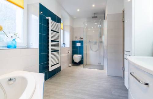 salle de bain design et lumineuse