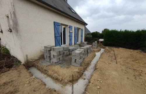 Préparation des fondations pour l'installation de véranda : préparation du sol pour l'extension maison (Vue 2)