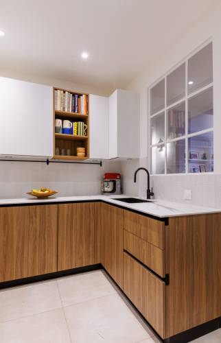 La verrière apporte de la lumière et de la fluidité dans cet espace cuisine