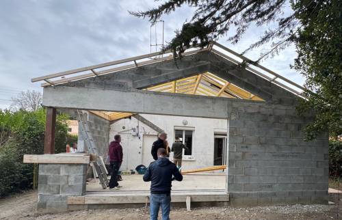 PROCHAINEMENT - Création d'une extension de maison de 20 m² à Rezé (44400) - vue du jardin : baie vitrée type verrière