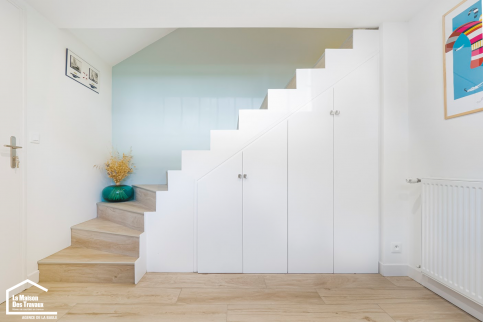 Création de placards sur mesure sous escalier