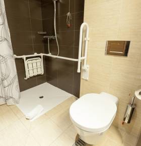 Création d'une salle de bains pour personne à mobilité réduite dans un hôtel à Grenoble