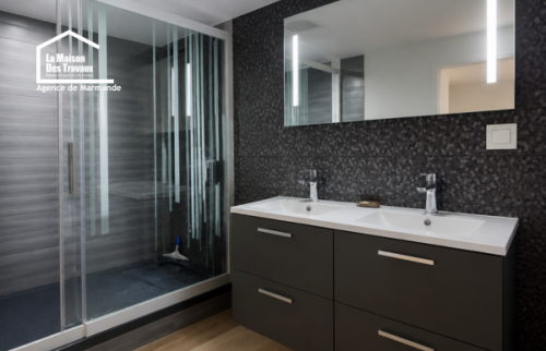 Vue d’ensemble reconstituée de la salle de bain rénovée avec douche et double vasque à Casteljaloux.