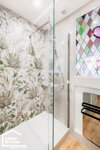 Faïence au décor façon papier peint panoramique