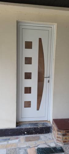 Nouvelle porte d'entrée d'une maison rénovée - Combs-la-Ville 77380