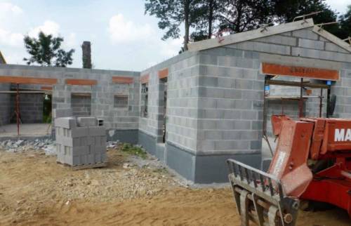Construction maison en terre plein 