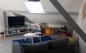 Espace salon télé aménagé dans les combles