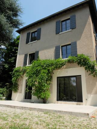 Maison familiale rénovée à Ecully : remplacement des menuiseries extérieures par des menuiseries en aluminium double vitrage