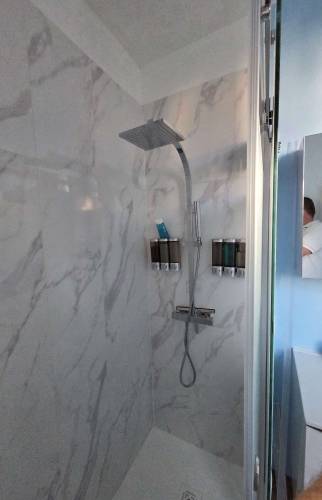 Douche à l’italienne rénovée avec receveur extra-plat et revêtement mural contemporain