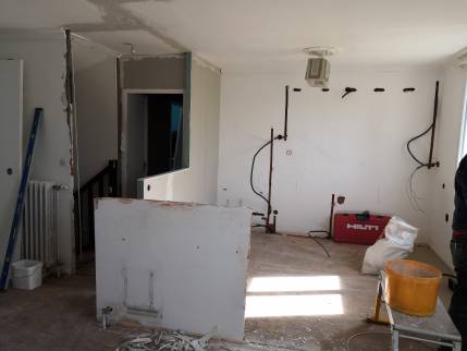 Démolition des cloisons, préparation des réseaux électriques et de plomberie pour une cuisine Sécurisée et adaptée