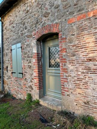 Remplacement de menuiseries extérieures par une porte d'entrée rustique - Cholet 49300