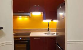 Une cuisine chaleureuse à la place de la salle d'eau - Paris 17ème