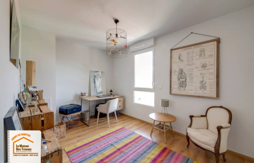  rénovation maison Megève, parquet stratifié intérieur, mise aux normes électricité, travaux intérieur Chamonix, courtier rénovation Haute-Savoie, La Maison des Travaux Chamonix Mont-Blanc