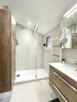 vue d'ensemble de la salle de bain