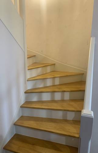 Escalier rénové avec finition professionnelle par La Maison Des Travaux Bruz