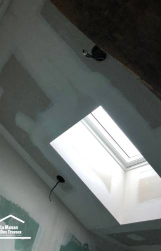 pose d'une fenêtre de toit, dans une salle de bains Cognac