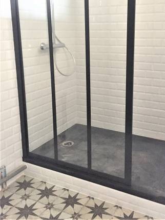 Une salle de bains dans un esprit vintage rétro, rénovation complète sur Lyon 9ème : douche en cours 