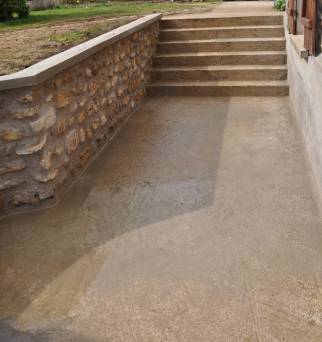 Aménagement de terrasse avec mur de soutènement et escalier en béton - Moissy-Cramayel 77550