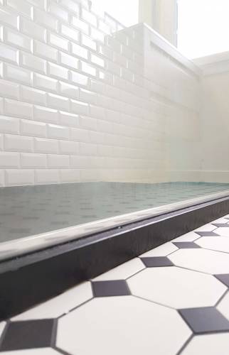 Vue receveur de douche avec carrelage vintage rustique