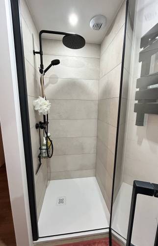 Douche après salle de bain rénovée moderne La Maison Des Travaux Bruz