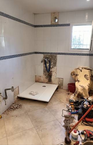 Mise en place receveur nouvelle douche après dépose des anciens équipements salle de bain - Cassis (13260)-