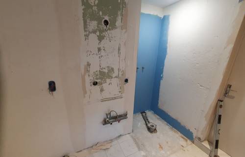 Travaux en Cours de Rénovation de Salle de Bain : Équipe à l’Œuvre