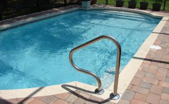 Escalier d'accès inox en bord de piscine  dcellé sur margelle - Biarritz - 64200 - 