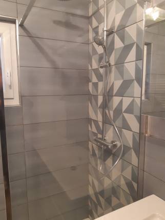 Travaux de rénovation de salle de bain - nouvelle douche ouverte avec paroi en verre - Bourg-en-Bresse 01