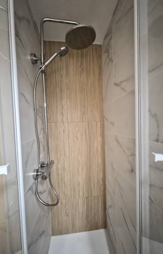 Fond de douche effet bois