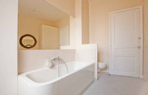 Rénovation d'une ancienne salle de bain avec aménagement d'une baignoire à Boulogne