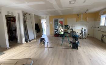  Nouveau revêtement de sol stratifié effet parquet dans une maison en rénovation - Montauban 82000