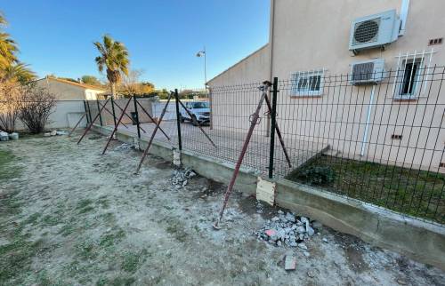 Pendant travaux : Soutien des poteaux de fixation clôture - Caissargues