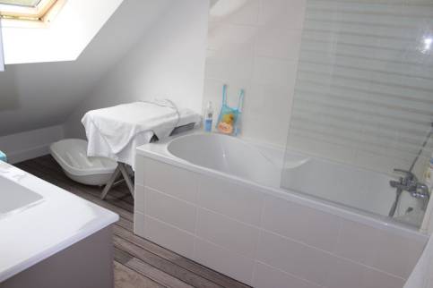 Travaux d'aménagement de combles avec création d'une salle de bain en sous-pente - Saint-Jean d'Angély 17