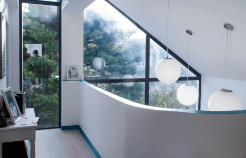 Vue intérieur de la surélévation avec baie vitrée donnant sur le jardin