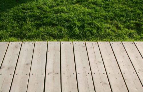 Vue du plancher en bois de la terrasse du couple 