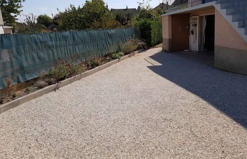 Aire de stationnement en graviers compactés