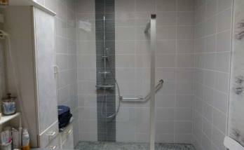 Création d'une salle de bains avec douche à l'italienne sous toit sur Alby-sur-chéran