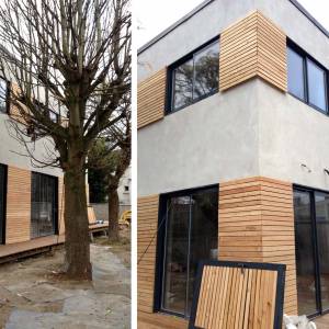 Un bardage en mélèze habille la façade de la maison