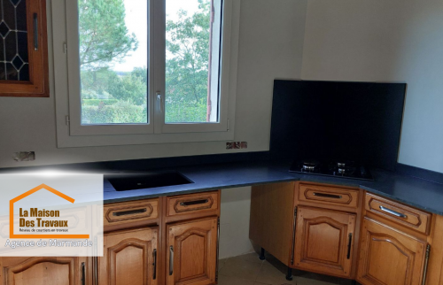 Transformation de cuisine à Pardaillan : Nouveau plan de travail et crédence moderne pour un style épuré et fonctionnel.