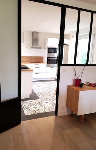 Une verrière avec la porte accordée pour un esprit atelier