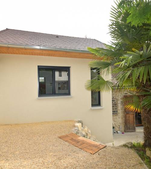 Extension moderne sur terrain nivelé près de Voiron