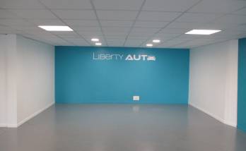 Rénovation d’un local professionnel aux couleurs d’une enseigne automobile dans l’Aube après