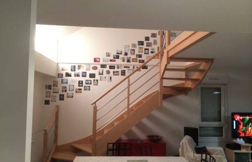COSNE SUR LOIRE : Escalier en hêtre.