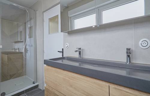 La salle d'eau bénéficie d'une double vasque
