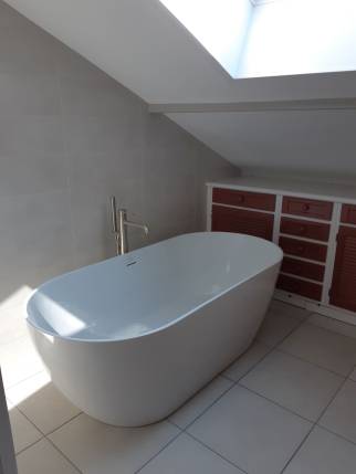 Rénovation de salle de bain dans les combles avec baignoire îlot - Ambérieu-en-Bugey 01500